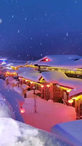 ❄️✨ เมื่อเข้าสู่ฤดูหนาว เมือง ฮาร์บิน จะกลายเป็น อาณาจักรน้ำแข็งและหิมะ อย่างแท้จริง ปราสาท พระราชวัง และเขาวงกตที่แกะสลักจากน้ำแข็งและหิมะ ส่องประกายใสระยิบระยับในเวลากลางวัน และสว่างไสวหลากสีราวกับโลกแห่งคริสตัลในเทพนิยายยามค่ำคืน 🏠 ส่วนที่ หมู่บ้านหิมะ (Snow Town) ก็เต็มไปด้วยบรรยากาศที่แตกต่างออกไป ตอนกลางวัน หลังคาบ้านถูกปกคลุมด้วยหิมะหนานุ่มเหมือนสายไหม ยามค่ำคืน ควันไฟจากปล่องไม้ลอยขึ้นช้า ๆ โคมแดงส่องสว่างท่ามกลางหิมะขาวโพลน ทำให้ทั้งหมู่บ้านดูราวกับเมืองเล็ก ๆ ในเทพนิยาย 🎿 ที่นี่คุณสามารถปั้นตุ๊กตาหิมะ เล่นปาหิมะ เดินบนพื้นหิมะที่ดัง “กรอบแกรบ” ได้อย่างสนุกสนาน หรือจะนั่งเลื่อนหิมะที่ลากด้วยม้า ชมทุ่งหิมะกว้างใหญ่ และสัมผัสเสน่ห์วัฒนธรรมพิเศษของภาคตะวันออกเฉียงเหนือของจีน 💰 แพ็กเกจพิเศษ 7 วัน 6 คืน ราคาเพียง 28,000 บาท เท่านั้น!#china #chinatiktok #chinatravel #traveltiktok #trip #tiktok #chinatrip #tiktokchina🇨🇳 #ฮาร์บิน 