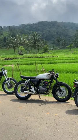 Rombongan takut hujan #caferacer #bratcafe #britishstyle #chopper #chopperindonesia 