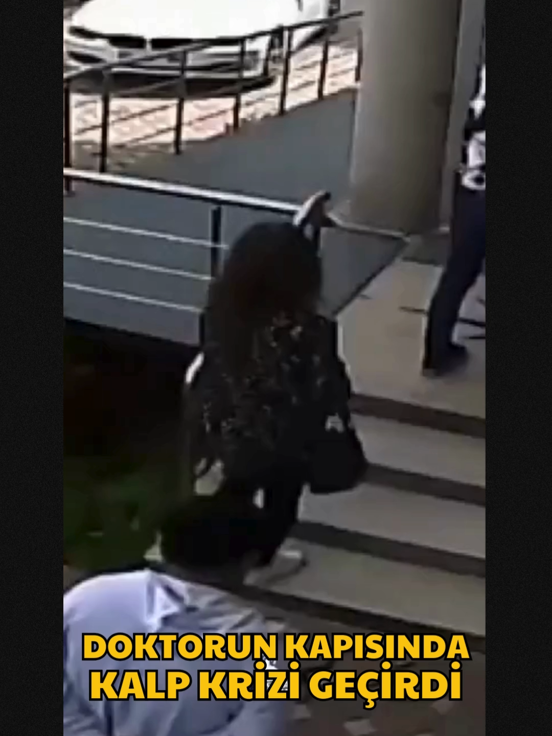 Adana’da boyun fıtığı şikayetiyle doktora giden 50 yaşındaki banka müdürü Hüseyin Kahveci, muayenehanenin önünde kalp krizi geçirdi. Beyin, Sinir ve Omurilik Cerrahisi Uzmanı Prof. Dr. Orhan Şen’in ilk müdahalesinin ardından hastaneye kaldırılan Kahveci’nin kalbine 2 stent takıldı. Kontrollerde boyun fıtığı tespit edilen Kahveci, ameliyat riskli bulunduğu için fizik tedaviye yönlendirildi. Prof. Dr. Şen, “Her kola vuran ağrı fıtık değildir. MR’da fıtık görünse bile kuvvet kaybı yoksa mutlaka kardiyologla değerlendirin. Radyolojik görüntülerin esiri olmayın” dedi. Kahveci ise “Kolumdaki ağrı fıtık değil kalp kriziymiş. Doğru teşhis hayat kurtarıyor” ifadelerini kullandı. #adana #kalpkrizi #doktor #sondakika #adanahaber