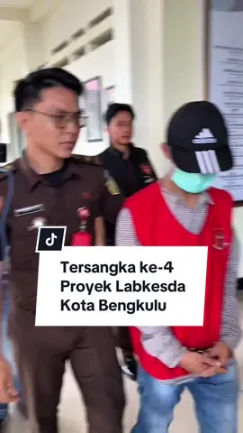 Kontraktor Proyek Labkesda Ditahan, Jadi Tersangka Keempat— BENGKULU (22/9/2925) – Tim Penyidik Tindak Pidana Khusus Kejaksaan Negeri (Kejari) Bengkulu kembali menetapkan tersangka baru dalam kasus dugaan korupsi proyek pembangunan Gedung Laboratorium Kesehatan Daerah (Labkesda) Dinas Kesehatan Kota Bengkulu tahun anggaran 2023. Kali ini yang ditetapkan adalah Joli Okta Riansyah alias Joel, kontraktor pelaksana proyek tersebut. Sebelumnya, Kejari Bengkulu telah menetapkan tiga tersangka lain, yakni Doni Iswanto selaku PPTK Dinkes Kota Bengkulu, Joni Haryadi Thabrani selaku Plt Kadinkes Kota Bengkulu, dan Akhmad Basir, broker proyek yang meminjam perusahaan untuk pelaksanaan kegiatan. Joel ditetapkan sebagai tersangka setelah menjalani pemeriksaan intensif oleh penyidik. Usai pemeriksaan, ia langsung ditahan di Rutan Kelas II B Bengkulu, Senin (22/9/2025). Kajari Bengkulu, Yeni Puspita, melalui Kasi Intelijen Fri Wisdom S. Sumbayak, menjelaskan penetapan tersangka Joel dilakukan setelah penyidik menemukan dua alat bukti yang cukup dari hasil pengembangan penyidikan. Joel disebut sebagai pihak yang menandatangani kontrak pekerjaan dan memiliki kaitan erat dengan tersangka Akhmad Basir. Dalam penyidikan terungkap, proyek pembangunan Gedung Labkesda tidak selesai dikerjakan, namun anggaran proyek tetap dicairkan 100 persen. Total anggaran proyek mencapai Rp2,7 miliar, dan berdasarkan hasil audit Badan Pemeriksa Keuangan (BPK) ditemukan indikasi kelebihan pembayaran hingga Rp916 juta, sementara potensi kerugian negara diperkirakan lebih dari Rp1 miliar. Kejari Bengkulu menegaskan penyidikan akan terus dikembangkan untuk mengungkap peran pihak-pihak lain yang terlibat dalam kasus ini. Dengan penetapan Joel, jumlah tersangka dalam perkara ini kini menjadi empat orang. #labkesda #dinaskesehatan #dinkes #kotabengkulu #kejaribengkulu 