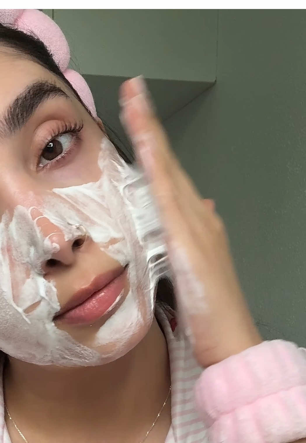 جوش میزنی؟ صورتت پر از لکه‌های قرمز شده؟ هیچکس بهتر از من درکت نمیکنه سیسی🥲 منی که سال‌ها با این مشکلا سر و کله میزدم امروز واست یه راه حل عالی آوردم که اول از همه خودم تستش کردم و جواب داده بهم.  AXIS-Y  همونیه که دنبالشی✨ شوینده ضدجوشش حس خنکی و تمیزی بهت میده و سرمش به مرور زملن لکه‌ها رو کمرنگ میکنه و کمتر جوش میزنی.  @AXIS-Y 