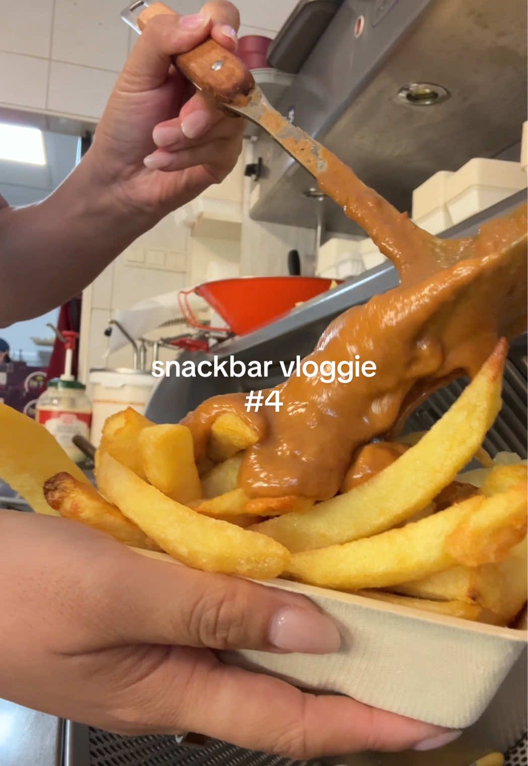 ik wil een nieuwe snack-series starten hier op tiktok: 6 xx snack, 6 ways. (Voorbeeld: 6 mexicano’s, 6 ways) Geef me jullie gekste snack combi’s en misschien maak ik m en doe ik een taste test xx #snackbar #frietbakken #cafetaria #fastfoodworkers #werkdagvlog 