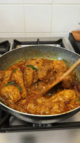 এভাবে ঝাল ঝাল করে আচারি চিকেন বানিয়ে রুটি, পরোটা, সাদা ভাত বা খিচুড়ির সাথে খেতে কিন্তু বেশ মজা লাগে।🤤❤️ #Recipe #homecooking #viral #mrmrsuklife #fyp 