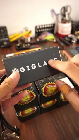 Banyak yang nanya junction box / splitter box ini gimana cara pake dan fungsinya apa, jadi intinya ini tuh sebagai input dan output interface sekaligus buat ngesplit output si GP-5 / efek apapun yang outputnya stereo TRS jadi 2 TS jadi entarnya kalian bisa punya output 2 channel, mau cuman pake 1 channel? bisa juga, colok aja ke left / right nya.  Mau order junction box nya doang jg bisa yah 🔥 #jasaroutingpedalboard #giglabs #valetongo5 #junctionbox #splitterbox