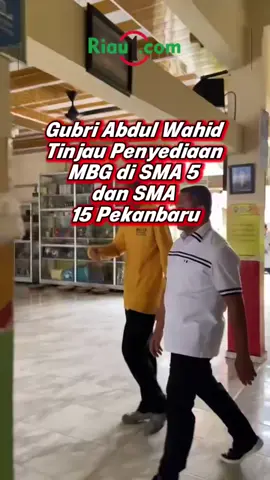 Gubri Abdul Wahid Tinjau Penyediaan MBG di SMA 5 dan SMA 15 Pekanbaru Pemerintah Provinsi (Pemprov) Riau menunjukkan komitmen dalam mendukung segala program nasional di bawah kepemimpinan Presiden Prabowo Subianto. Salah satunya, memastikan penyediaan program makanan bergizi gratis (MBG) dapat dinikmati oleh pelajar. Hari ini, Rabu (17/9/2025) Gubernur Riau Abdul Wahid melakukan kunjungan ke SMAN 5 dan SMAN 15 Pekanbaru. Abdul Wahid menegaskan pentingnya pemenuhan gizi seimbang di lingkungan sekolah. Menurutnya, makanan bergizi tidak hanya berpengaruh pada tumbuh kembang anak, tetapi juga berdampak langsung pada konsentrasi dan prestasi belajar siswa. Gubri juga menekankan pentingnya pemerataan program ini di seluruh sekolah di Riau. Ia berharap, siswa dari berbagai daerah, baik di kota maupun pelosok, bisa merasakan manfaat yang sama dari program MBG. Pemprov Riau, akan berupaya memastikan Program MBG berjalan optimal. Upaya itu meliputi pengawasan distribusi, kualitas makanan, hingga kesinambungan program agar tetap memberi manfaat jangka panjang. Demikian laporan Riau1.com hari ini! #gubri #abdulwahid #mbg #sma5pekanbaru #sma15pekanbaru 