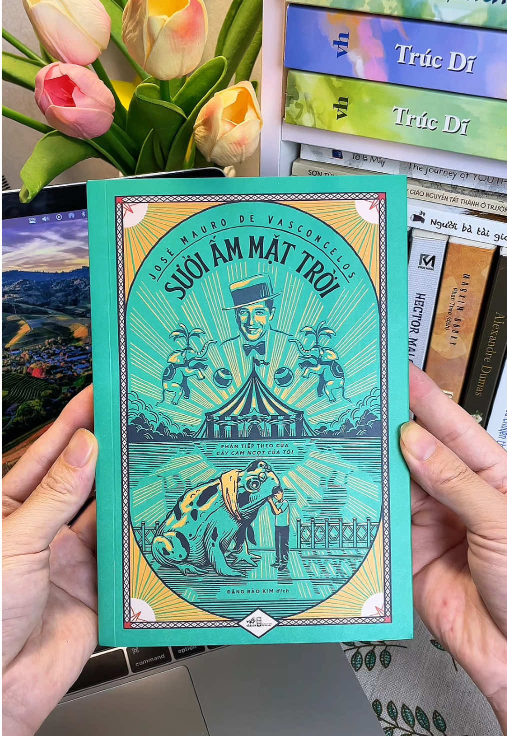 Sưởi Ấm Mặt Trời – phần tiếp theo của Cây Cam Ngọt Của Tôi, nơi hành trình tuổi thơ của Zezé tiếp tục. Nếu ở phần trước, ta thấy một Zezé ngây thơ, hồn nhiên giữa những mất mát, thì ở Sưởi Ấm Mặt Trời, cậu bé ấy đã lớn hơn, sâu sắc hơn, mang trong mình cả nỗi đau, tình yêu và khát vọng sống. Đây là cuốn sách khiến bạn vừa day dứt, vừa ấm áp – như chính cái tên của nó.  #BookTok #tiemsachnho #sachhay #sach #suoiammattroi 