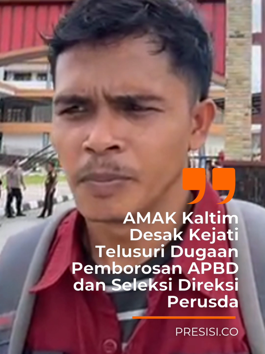 Lima Tuntutan Aliansi Mahasiswa Anti Korupsi ke Kejati Kaltim, Mulai dari Anggaran Influencer Hingga Seleksi Direksi Perusda Aliansi Mahasiswa Anti Korupsi (AMAK) Kalimantan Timur menggelar aksi unjuk rasa di depan Kantor Kejaksaan Tinggi (Kejati) Kaltim, Senin 22 September 2025. Mereka mendesak Kejati segera membuka penyelidikan atas dugaan pemborosan anggaran dan praktik kolusi, korupsi, dan nepotisme (KKN) di tubuh Pemprov Kaltim. Dalam orasinya, Koordinator Lapangan AMAK Kaltim, Rijal Mukmin, menyoroti sejumlah permasalahan penggunaan anggaran daerah. Salah satu yang disorot tajam adalah alokasi anggaran jasa influencer sebesar Rp1,7 miliar dalam P-RKPD 2025, yang dinilai tidak transparan dan tidak memiliki pertanggungjawaban yang jelas. “Kami mendesak Kejati segera bertindak. Ini bukan hanya pemborosan, tapi bentuk nyata penyalahgunaan kewenangan. Sementara sektor penting seperti desa wisata hanya mendapat alokasi Rp250 juta,” tegas Rijal. AMAK juga menuntut Kejati menyelidiki proses seleksi direksi BUMD Kaltim tahun 2025 yang diduga berlangsung tertutup dan sarat kepentingan.  Selain itu, mahasiswa meminta penelusuran atas rangkap jabatan dalam penunjukan Dewan Pengawas RSUD Kaltim periode 2025–2030. Dalam aksinya, AMAK menyampaikan lima tuntutan utama: 	1.	Membuka penyelidikan terkait realisasi anggaran jasa influencer senilai Rp1,7 miliar. 	2.	Memeriksa proses seleksi Direksi BUMD Kaltim 2025 yang dinilai tidak transparan. 	3.	Mengusut dugaan konflik kepentingan dalam penunjukan Dewan Pengawas RSUD Kaltim. 	4.	Memanggil pihak-pihak terkait untuk dimintai keterangan secara hukum. 	5.	Menindak tegas jika ditemukan unsur KKN atau penyalahgunaan wewenang, serta menyampaikan proses hukum secara terbuka kepada publik. Menanggapi aksi tersebut, Kepala Seksi Penerangan Hukum (Kasi Penkum) Kejati Kaltim, Toni Yuswanto, menyatakan bahwa pihaknya akan menerima dan menindaklanjuti laporan dari AMAK. “Semua laporan akan kami terima dan dalami. Kami akan bekerja secara profesional sesuai kewenangan yang ada,” kata Toni. Meski demikian, Toni menyebut pihaknya membutuhkan waktu untuk melakukan verifikasi dan pendalaman terhadap materi laporan sebelum mengambil langkah hukum lebih lanjut. #kejati #kalimantantimur #influencer #bumd #apbd 