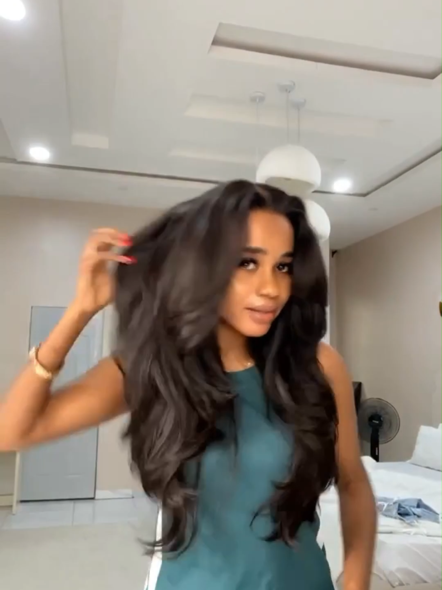 Wearing this butterfly layered cut feels exactly like a fresh salon glow-up😍🙌🏽 𝐇𝐚𝐢𝐫: Layered Cut Glueless Loose Body Wave 6×5 HD Lace Wig #tinashehair #humanhair #naturalhair #hairstyle #beginnerfriendly #wigtutorial #wigforblackwomen #fallhair #hairgoal #fypシ゚viral #gluelesswig #wigforbeginners #wigforblackgirls #layeredhaircut #layers