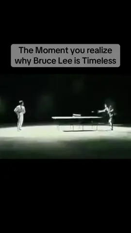 À première vue, on pourrait croire à une scène historique incroyable : Bruce Lee jouant au ping-pong avec des nunchakus. Mais en réalité, il ne s’agit pas d’images des années 70. C’était en fait une publicité virale de Nokia sortie en 2008 pour rendre hommage à la légende. Même si la mise en scène est fictive, l’impact, lui, est bien réel. Cela nous rappelle à quel point l’esprit de Bruce Lee continue d’inspirer les générations. Sa précision, sa discipline et sa philosophie étaient si puissantes que, des décennies après sa disparition, des marques perpétuent encore son héritage. #fyp #viral #pourtoi #brucelee #legend 