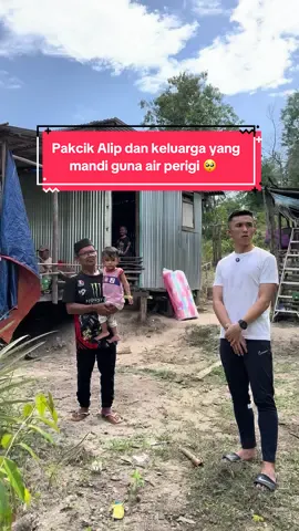 Sedih sangat ziarah keluarga pakcik Alip, mereka sekeluarga tinggal agak jauh juga, di belakang rumah mereka semua hutan tebal sudah, tiada elektrik, air kalau mandi mereka guna air perigi yang pakcik Alip korek sendiri, pakcik ada dua orang anak, isteri kerja di kilang ayam 🥺 #fyp #adrianedy 