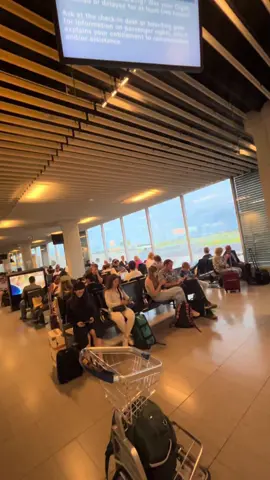 Several pre-departure announcements in English and Dutch as British Airways Team are looking for volunteers to check-in their bags in exchange for priority boarding #britishairways #boarding #airport #london #team 