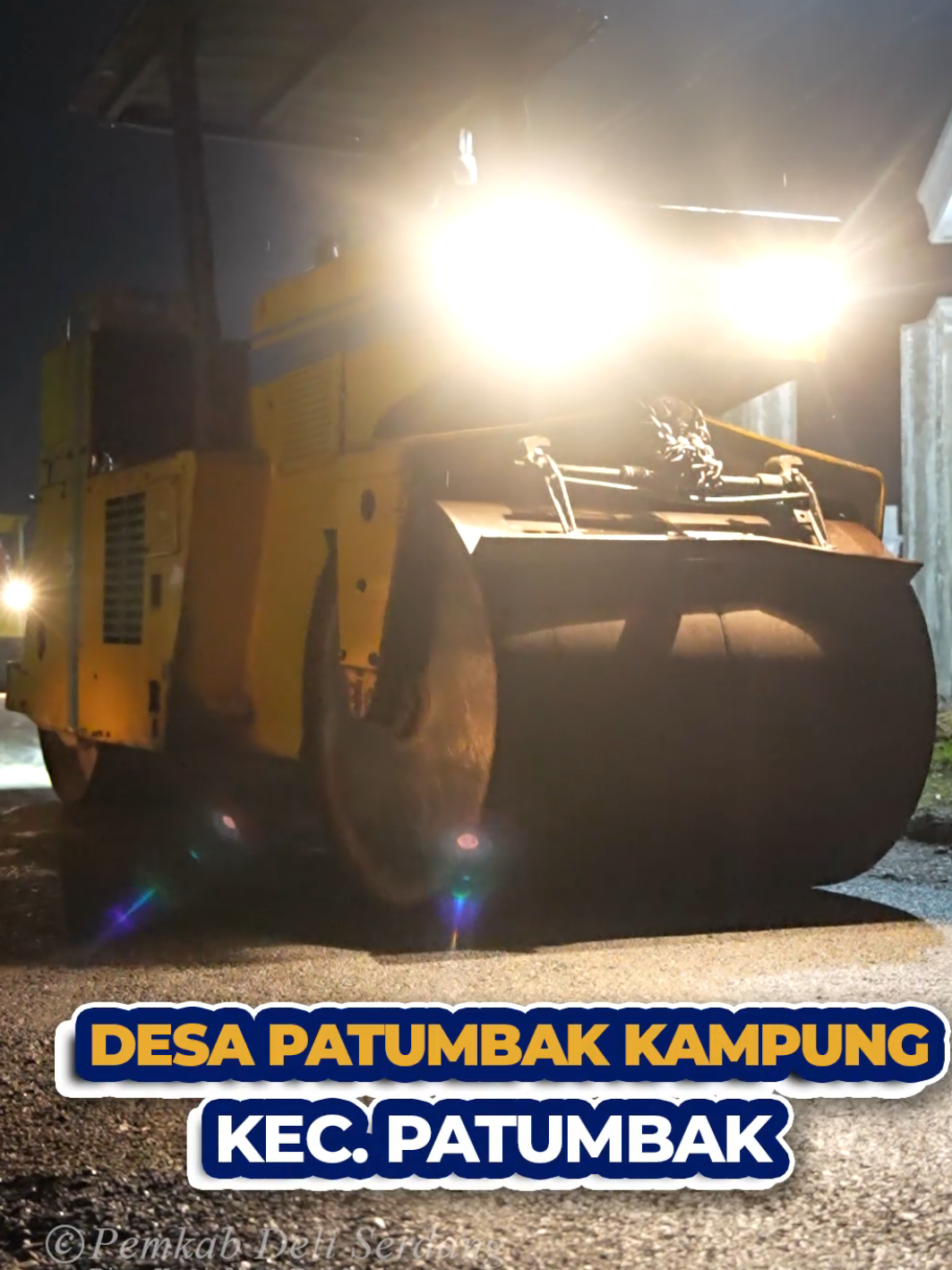 Jalannya sudah tidak becek lagi. Sudah bagus. Anak-anak jadi gampang mau pergi sekolah, pedagang yang mau jualan juga lancar. Inilah kondisi terkini Jalan Ladang yang tembus ke Jalan Riwayat di Desa Patumbak Kampung, Kecamatan Patumbak. Sudah diaspal sekarang. Siapa lagi kalau bukan Pemerintah Kabupaten Deli Serdang yang mengerjakannya. Panjangnya setengah kilometer lebih, sekitar 548 meter. Lebarnya, 3 meter. Sekitar sebulan lebih saja pengerjaannya. Dari Agustus sampai September 2025 ini. Kalau untuk perbaikan infrastruktur, khususnys jalan, tak usah ragulah dengan Pemerintah Kabupaten Deli Serdang. Setiap jengkal wilayah Deli Serdang pasti akan merasakan pembangunan. Semua ada gilirannya, semua ada waktunya. Sabar saja!  Jalan Mulus Ekonomi Bagus