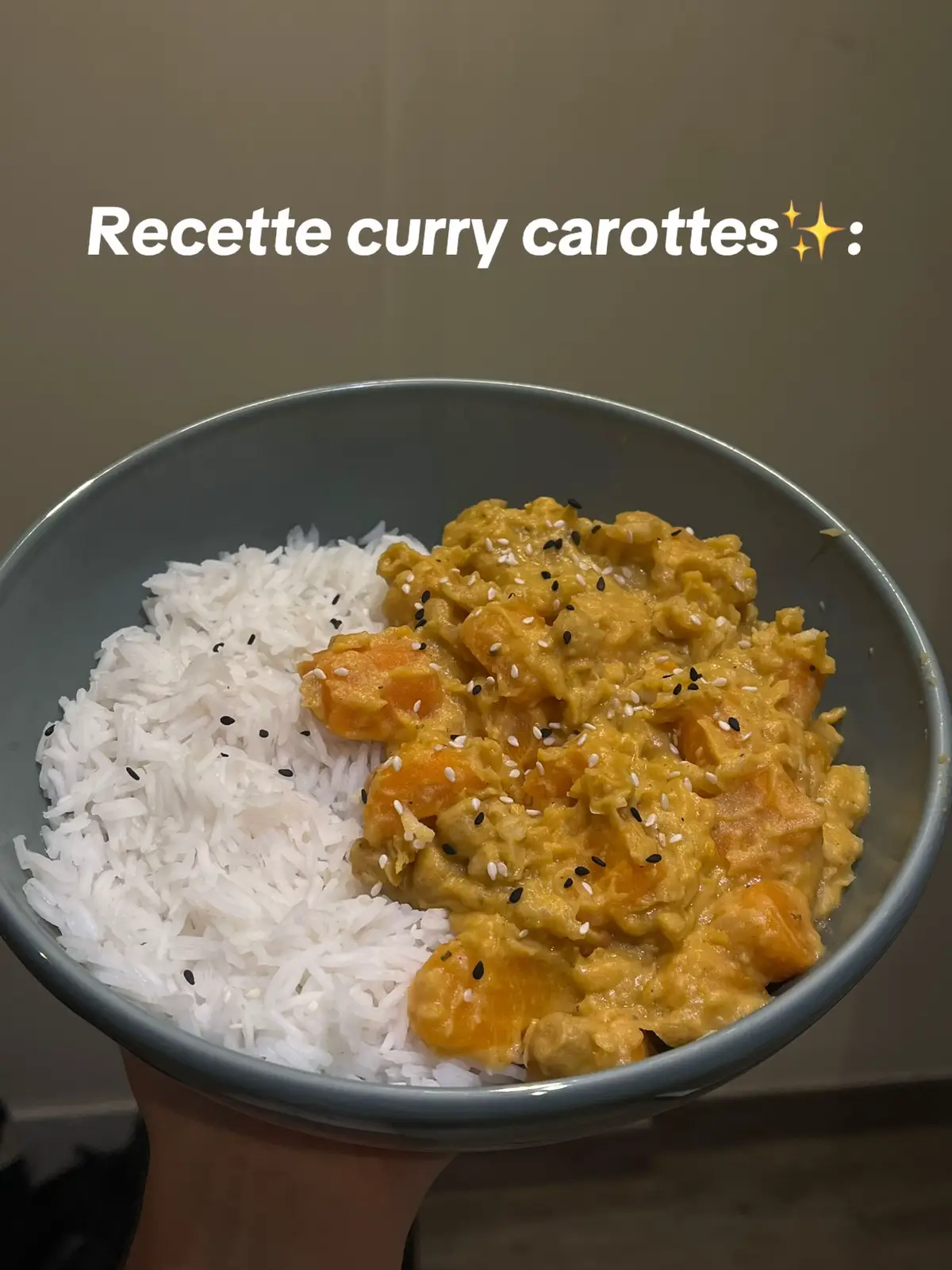 Franchement y'a rien de plus simple #vege #ideeplatvegee #vegan #repasvegan #recettevege #recettevegan #curry #recettecurry #carottecurry #poischiche #riz 