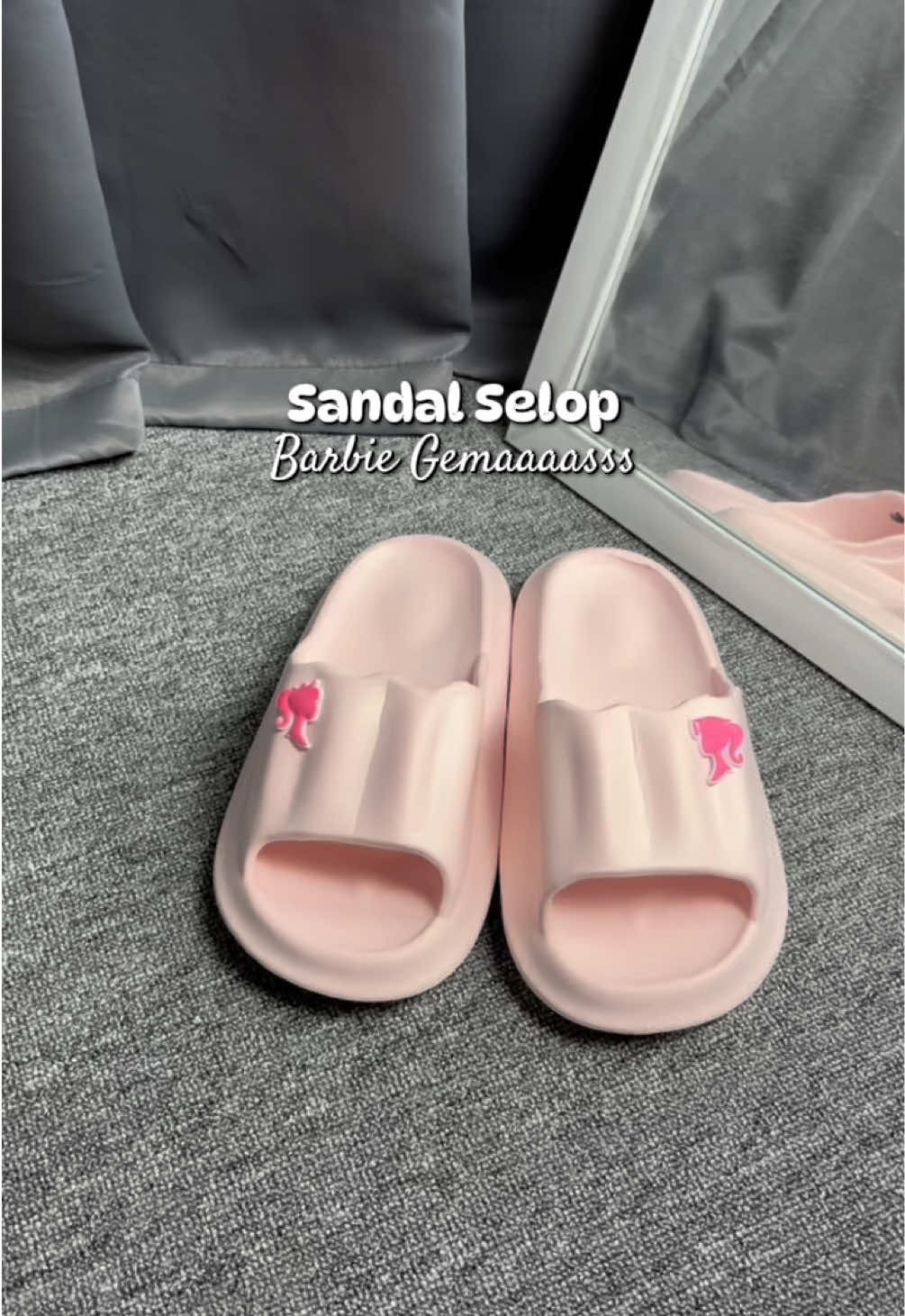Gemasss banget tolooooong🥹🥹🥹 warnanya soft tapi ucuuuul🤏🏻 ada logo Barbie nya juga! Udah gemas, Ucul, cantik pula😍