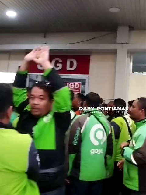 Pelaku pemukulan Ojol yang dilakukan Oknum TNI sudah diamankan tapi apakah akan diproses hukum secara umum atau Militer ? kalua diproses secara Militer sama aja boong #Ojol #Hukum #TNI #Proses #Viral #Fyp #Oknum