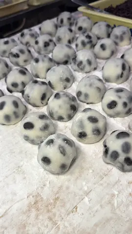 黒豆たっぷり手作りもちもち豆大福！ 黒豆大福 280円 創業以来変わらない製法を守り続けていて、 餡子が特徴的で他のお店に比べて圧倒的な豆感、歯応えがしっかりしてて心地よい食感で程よい甘さの中に塩味のアクセントが最高でした😋 🍚店名: 明や 住所: 愛知県一宮市小信中島東平10 最寄駅: 奥町駅から車で6分 営業時間: 9:00〜15:00 定休日：木曜日 #名古屋グルメ#Japanesefood#tiktokfood
