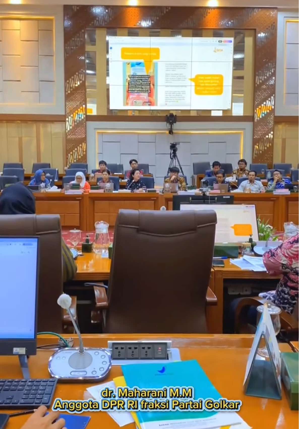 . Audiensi dan penyampaian pandangan serta rekomendasi terhadap Program Makan Bergizi Gratis Komisi IX DPR RI. Pertemuan ini menjadi forum penting untuk memastikan bahwa program yang digagas pemerintah tidak hanya berjalan, tetapi juga tepat sasaran. Banyak hal yang dibahas, mulai dari kualitas gizi, standar keamanan pangan, hingga pengawasan dan transparansi anggaran. Komisi IX juga menekankan pentingnya memberdayakan sekolah, komite, dan masyarakat lokal agar pengelolaan makanan bergizi bisa lebih baik, aman, dan sesuai kebutuhan anak-anak. Selain itu, program ini diharapkan tidak sekadar memberikan makanan, tetapi juga menjadi sarana edukasi gizi, pemberdayaan petani lokal, peningkatan ekonomi daerah, serta investasi besar untuk masa depan generasi emas Indonesia 2045. Semoga hasil diskusi dan rekomendasi yang disampaikan dapat memperkuat implementasi program ini, sehingga anak-anak Indonesia tumbuh sehat, cerdas, dan berdaya saing. Mari kita kawal bersama demi Indonesia yang lebih baik. 🇮🇩✨ #KomisiIXDPR #MakanBergiziGratis #AudiensiDPR #ProgramGizi #GenerasiEmas2045