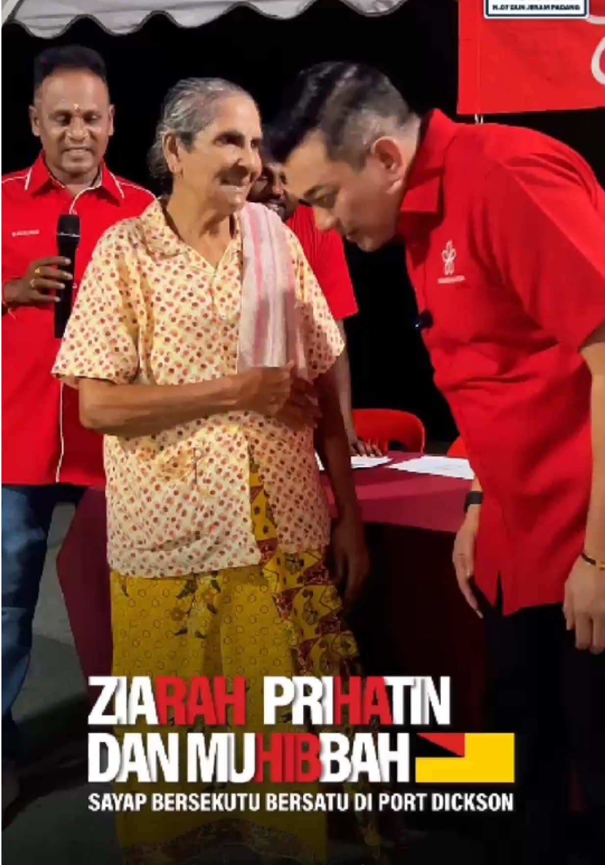 Program Ziarah Prihatin Bersekutu BERSATU Negeri Sembilan di Taman PD Utama semalam.  Kami berkesempatan menyantuni masyarakat dengan menyampaikan Kotak Prihatin kepada 30 keluarga serta menziarahi seorang mangsa kemalangan yang masih dalam proses pemulihan. Program sebegini bukan sekadar sumbangan, tetapi tanda keprihatinan kami untuk bersama rakyat dalam susah dan senang.  #BersekutuBersatu  #PrihatinRakyat  #PerikatanNasional  #Sanjeevan 