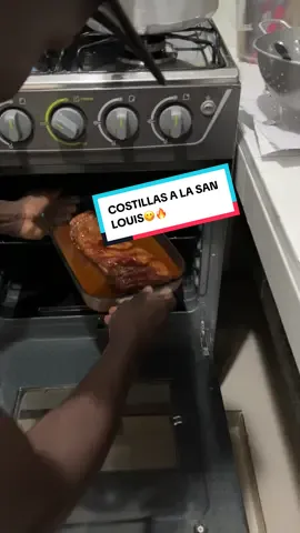 COSTILLAS A LA SAN LOUIS una receta un poco exquisita la cual tiene su proceso de preparación, quise compartirles de nuevo, así que dejaré los ingredientes aquí: INGREDIENTES: 1.5 Kg. de costillas de cerdo. 1/3 Taza de azúcar 1 Cda. de paprika (si es ahumada mejor). 1 Cdta. de ajo en polvo. 1 Sal y pimienta. 4 Cdas. mostaza. 400 ml. de Coca Cola. 1 Taza de salsa BBQ. 1 Ramita de romero. PREPARACIÓN 1. En un bowl agrega el azúcar, cebolla en polvo, ajo en polvo, paprika ahumada, sal y pimienta, mezclar muy bien. 2. Retira la membrana de la parte posterior de las costillas con la ayuda de una toalla de cocina, y agrega una capa uniforme de mostaza. Es importante que las costillas estén a temperatura ambiente. 3. Agrega la mezcla de condimentos a las costillas y con la ayuda de tus manos cubre completamente por todos los lados. Agrega todo, sin miedo, vamos a ponerle mucho sabor. (Entre más tiempo dejes marinar las quedará con más sabor, aproximadamente son 2 horas en la nevera, pero si quieren al otro día) 4. En un sartén con aceite a fuego medio-alto, vas a sellar todos los lados de la costilla. Esto creará una capa dorada para que la carne conserve sus jugos durante la cocción. 5. Lleva las costillas a una olla presión, agrega la Coca Cola, la salsa BBQ y la rama de romero. Tapa la olla y una vez está 