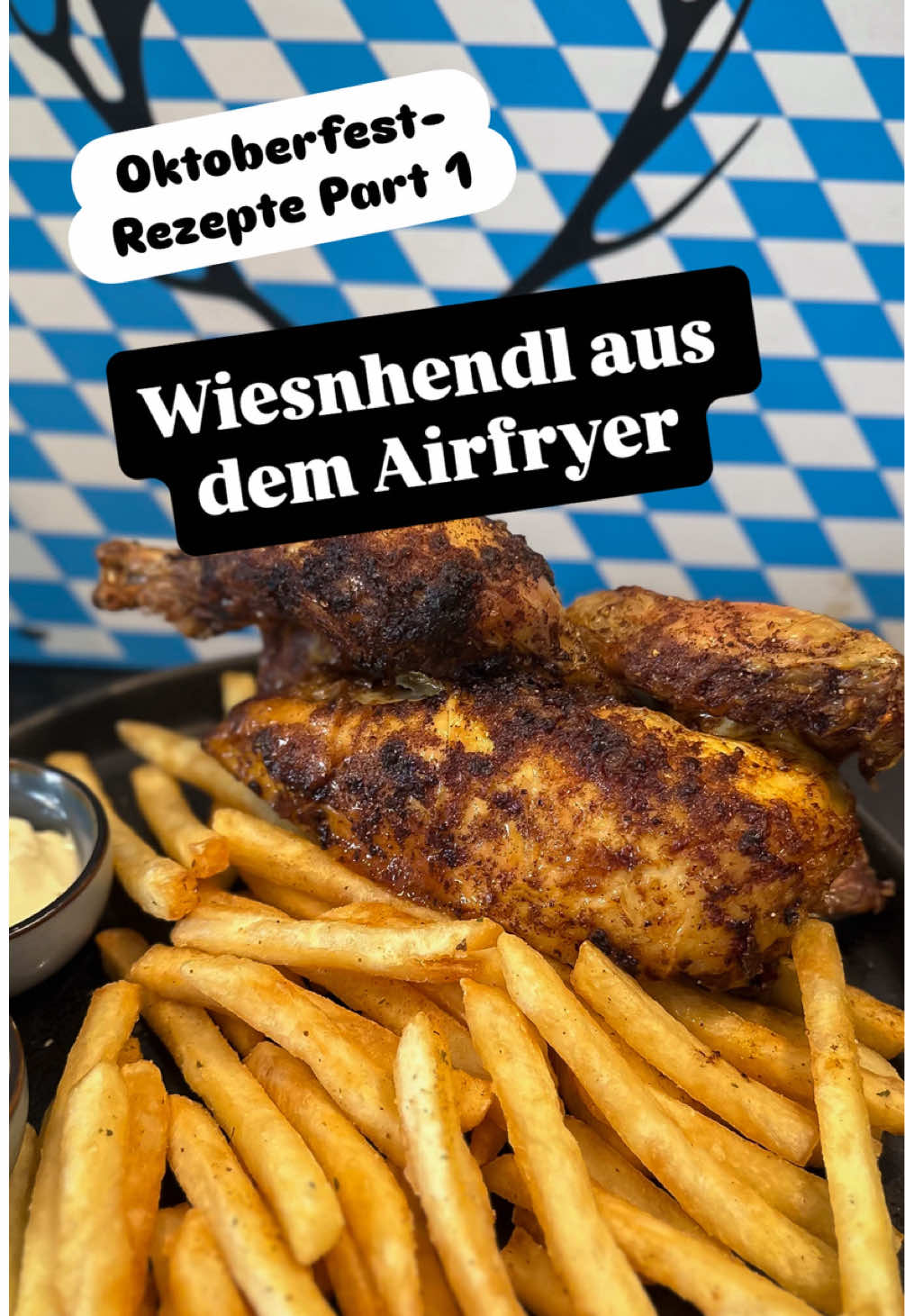 |ad| WIESNHENDL AUS DEM AIRFRYER  Die Oktoberfest Zeit steht bevor - was passt da besser als ein knuspriges Hähnchen?  Ihr braucht: • 1 Hähnchen zb Maishähnchen von @Tellermitte.de (meins hatte 1,3 kg) • 50-60 ml ÖL • 3 TL Hähnchengewürz  • Salz So wird’s gemacht: • Hähnchen rund herum mit einem spitzen Messer einpieksen und Salzen • 25 Min. bei 180 Grad auf Stufe „Airfry“ mit der Brustseite nach unten • Marinade anrühren und auf die Rückseite pinseln • Hendl mit der Brust nach oben für 15 Min. bei 180 Grad in den Airfryer  • Brustseite mit der Marinade bepinseln und nochmal für 10 Min. in den Airfryer  Benutzt habe ich hier den Turboblaze von @COSORI 🧡  #airfryer #heissluftfritteuse #oktoberfest #hähnchen #rezept  