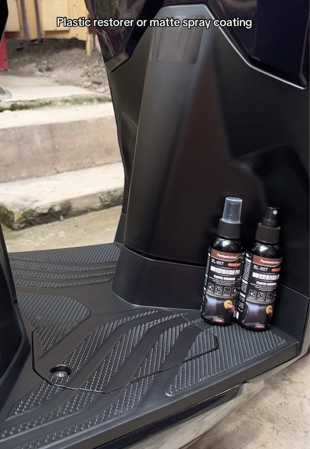 Plastic restorer or matte spray coating na kayang ibalik sa dating kulay sa pagka black yung mga namumuti at kumukupas na inner fairings. Tinatago pa nito yung mga minimal scratches at pinagmumukhang makinis. Hindi na din ito kapitin ng alikabok dahil hindi malagkit at hindi oily sa mga fairings. Pagka apply mo maya maya lang at tuyo na kaagad at makinang. Hydrophobic na din at kahit banlawan mo yung motor mo ng paulit ulit hindi basta basta mawawala yung epekto. Nagtatagal kase ito ng 2-3 weeks kahit daily mo pa gamit yung motor huwag ko lang hahayaan mabilad maghapon araw araw #plasticrestorer #mattespraycoating #mattespray #plasticrenewing #backtoblack 