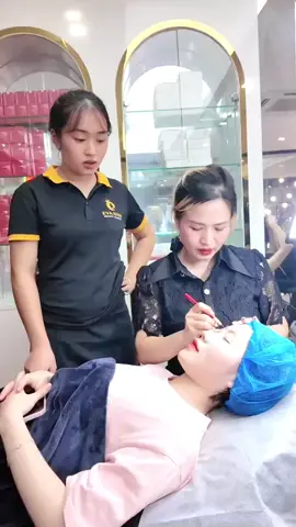 Khen kiểu này là hỏng rồi nha, lông mày đẹp đến mức làm tui nghi ngờ trình độ nghe tiếng mẹ đẻ của tui😂#EvaXinh #Hocvienhanhphuc #hocviendaotaothammyuytin #phuntheuthammy #xuhuong 