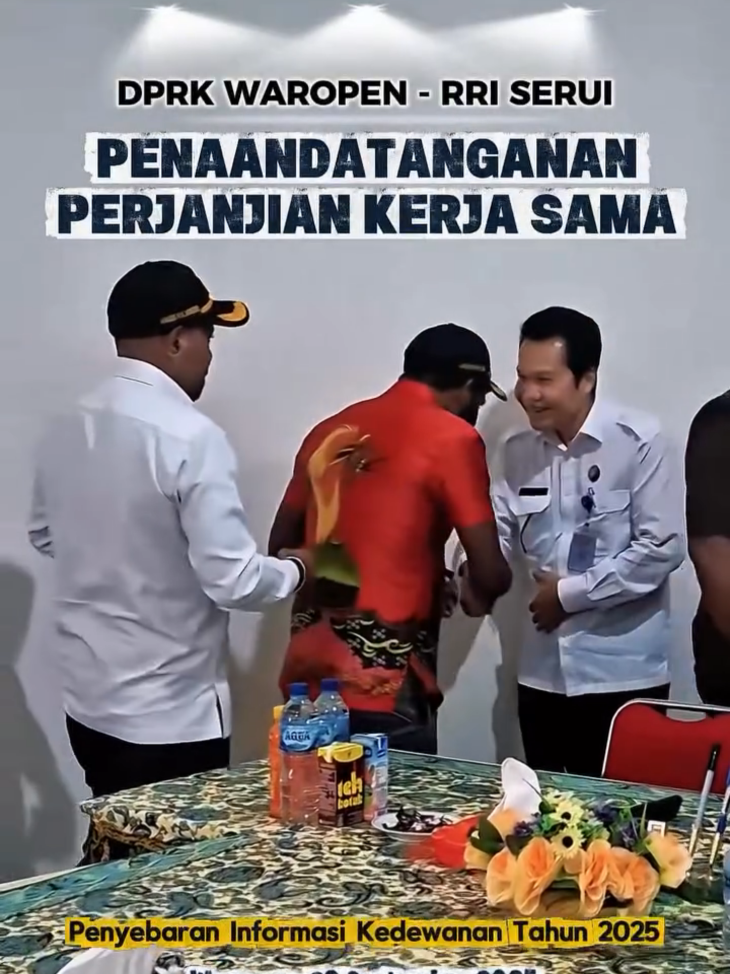 Penandatanganan Perjanjian Kerja Sama DPRK Waropen bersama RRI Serui dalam rangka “Penyebaran Informasi Kedewanan tahun 2025” ✍️ #DPRK #DPRKWaropen #waropen #RRI #RRISerui #PKS
