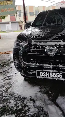 kasi cuci si black ni bersih2 kawan yg sentiasa pergi kemana2... #rayyanbinaenterprise  #kontraktorbumiputera  #hilux4x4