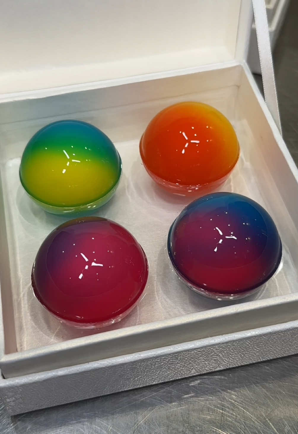 芸術的なオーブチーズケーキ ◎ オーブ  ¥3,960 ・フレーバー（4種）  ① 高貴な碧 ライチ  ② 壮厳な夕暮れ カシス  ③ 光り輝く球体 ラ・フランス  ④ 静寂の月露 ライム 北海道産クリームチーズ、北海道産生クリームに、1922年創業の名門「ヴァローナ社」が手がける、最高級のフランス産のホワイトチョコレートを使用した 9/23(火)まで先行販売で 9/24(水)から販売開始になります！！ 【店舗名】Seiichi Sakakibara お取り寄せスイーツで店舗のインスタグラムから購入することができます！ 【Artistic Orb Cheesecake】 ◎ Orb　¥3,960 (approx. $26) Available in 4 stunning flavors: ① Noble Green – Lychee ② Majestic Sunset – Blackcurrant ③ Radiant Sphere – La France Pear ④ Silent Moon Dew – Lime This luxurious cheesecake is crafted with premium Hokkaido cream cheese and fresh cream, blended with the finest French white chocolate from Valrhona, the legendary chocolatier established in 1922. ✨ Limited pre-release available until Tuesday, September 23 ✨ Official sales begin on Wednesday, September 24 Store: Seiichi Sakakibara Available for nationwide delivery—order directly from the store’s official Instagram. #東京グルメ  #japanesefood  #tiktokfood 