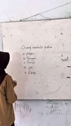 Orang menulis pakai …. #icebreaking #guru #siswa #tekateki 