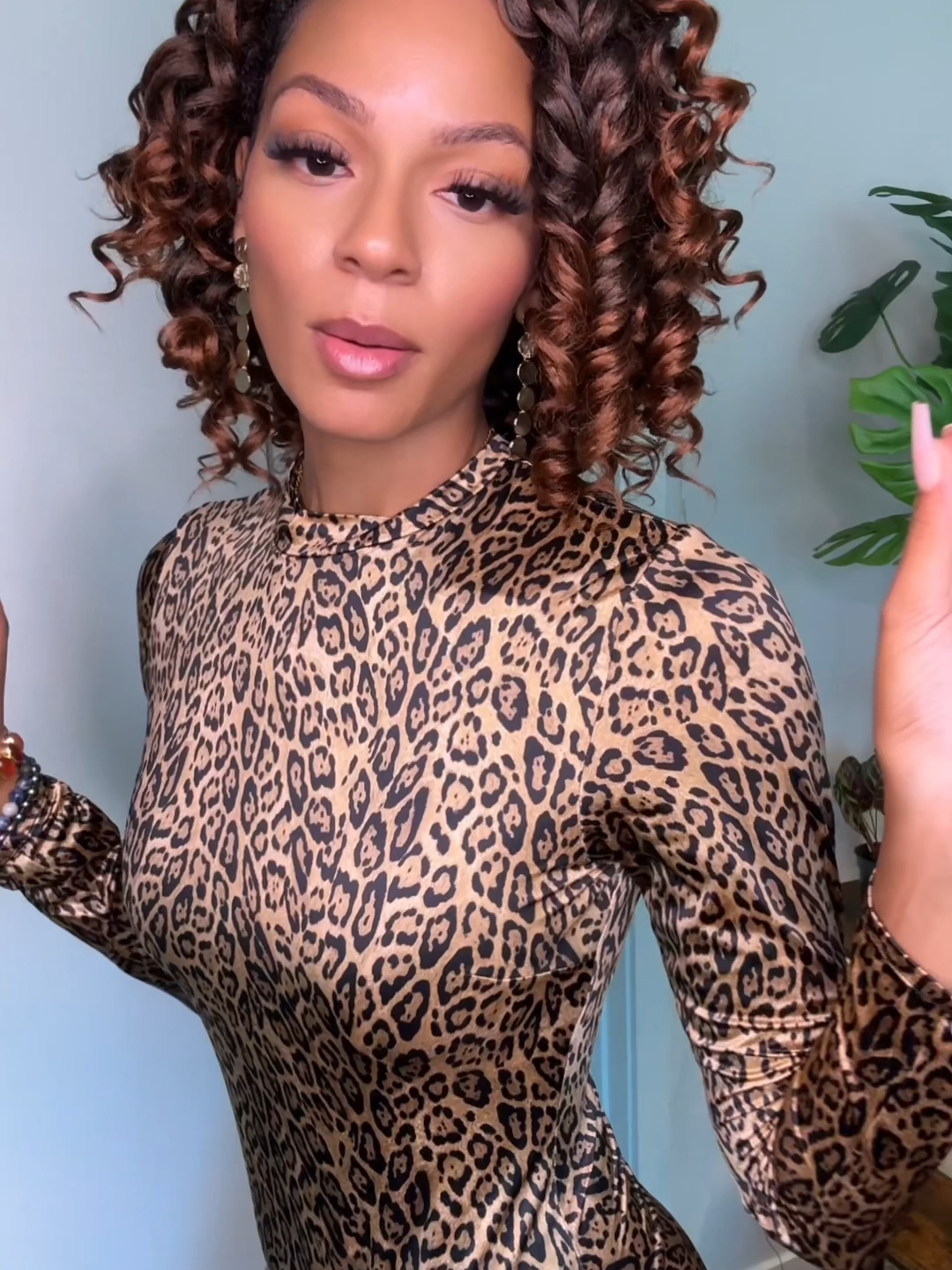 Leopard print never goes out of style 🐆 Ready to rock this long-sleeve bodysuit?#OOTD #fashion #musthave #popilush #popilushbodysuit #bodysuit #leopard
