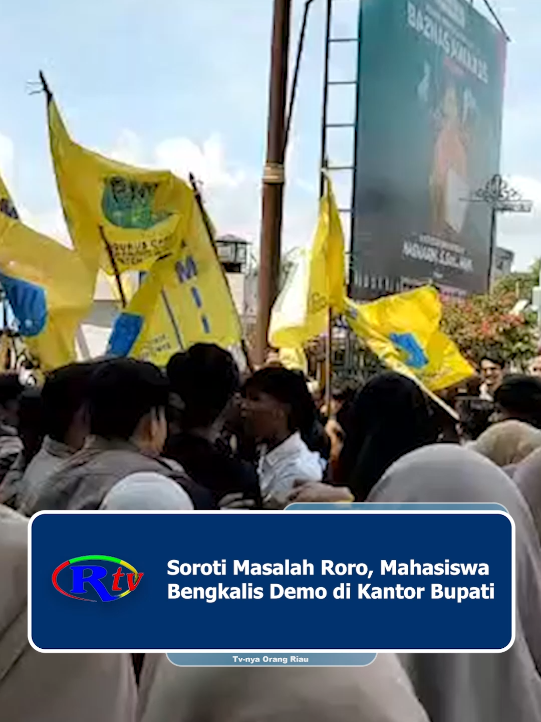 Soroti Masalah Roro, Mahasiswa Bengkalis Demo di Kantor Bupati RIAUTELEVISI.COM, BENGKALIS – Aliansi Mahasiswa PMII Bengkalis, Senin (22/9) pagi, menggelar aksi demonstrasi di depan Kantor Bupati Bengkalis. Puluhan mahasiswa yang terlibat dalam aksi ini mendesak pemerintah segera menyelesaikan permasalahan kapal Roro Bengkalis. #demo #roro #bengkalis #mahasiswa #berita #beritahariini #riau