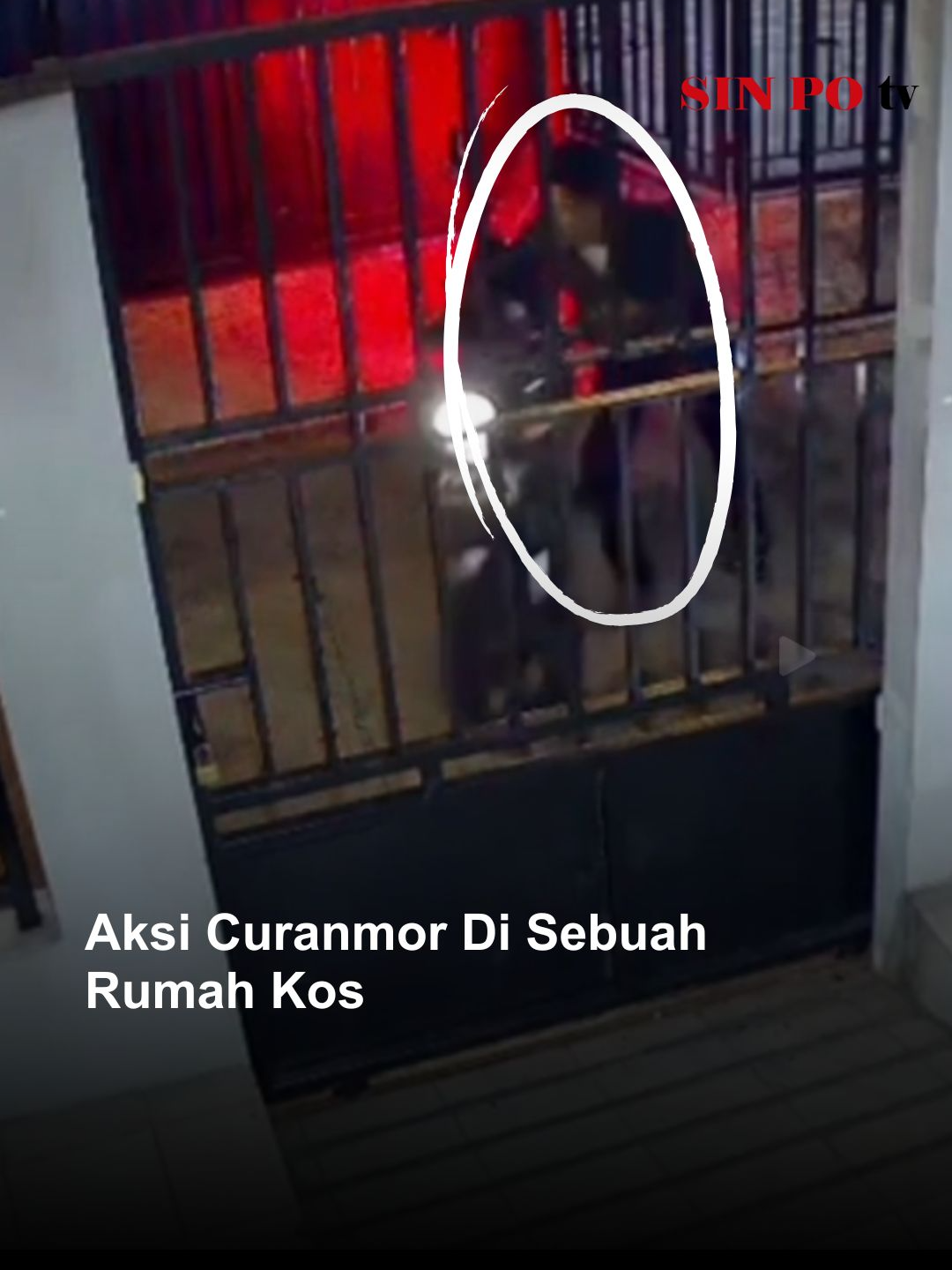 Aksi Curanmor Di Sebuah Rumah Kos. Aksi pencurian kendaraan bermotor kembali terjadi. Peristiwa yang terjadi pada dini hari ini terekam kamera pengawas. Kali ini, sebuah sepeda motor raib digondol maling di sebuah rumah kos di Jalan Kepa Listrik, Kebon Jeruk, Jakarta Barat. #sinpotv #sinpotvnews #curanmor #jakartabarat #kebonjeruk #pencurian #berita #beritatiktok #beritaterkini #fyp #viral #tranding