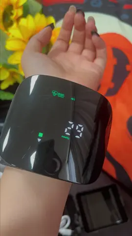 Todos deberían tener un monitor de presión arterial en casa para controlar su salud.#tiktokbacktoschool #bloodpressurecheck #wristwatch #tiktokbacktoschool