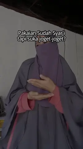 Pakaian sudah syar'i tapi suka joget-joget di umbar di medsos? #UMIKAMedia #dakwahdigital #quotesharian #akhwat #hijrah 