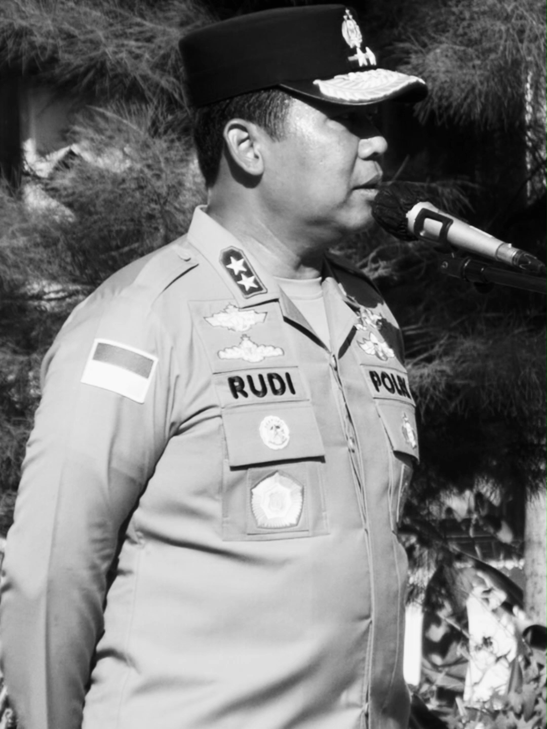 Sobat Humas Polri . . . Kapolda NTT Irjen Pol Dr. Rudi Darmoko, S.I.K., M.Si, memberikan arahan penuh makna kepada seluruh personel saat memimpin apel pagi di Mapolda NTT. Dalam kesempatan itu, Kapolda menyampaikan apresiasi sekaligus pesan penting mengenai tugas, pembenahan lingkungan, serta peningkatan pelayanan publik. Dalam arahannya, Kapolda menyampaikan ucapan terima kasih atas pelaksanaan tugas anggota selama sepekan terakhir yang dinilai berjalan baik, sehingga situasi kamtibmas di wilayah hukum Polda NTT dapat dikelola secara aman dan kondusif. “Kita harus selalu berdoa dan meyakini bahwa situasi kamtibmas di NTT semakin hari akan semakin aman dan kondusif,” tegas Kapolda. Selengkapnya Cek di https://tribratanewsntt.com/kapolda-ntt-ajak-personel-berbuat-baik-dan-tingkatkan-pelayanan-masyarakat #poldantt #kapoldantt #kapoldanttirjenrudidarmoko #PolriUntukMasyarakat #PolriPeduli #PoldaNTT #PolriUntukMasyarakat #PolriPeduli #PoldaNTT #PolriHumanis #irjenpolrudidarmoko #poldantt_presisi