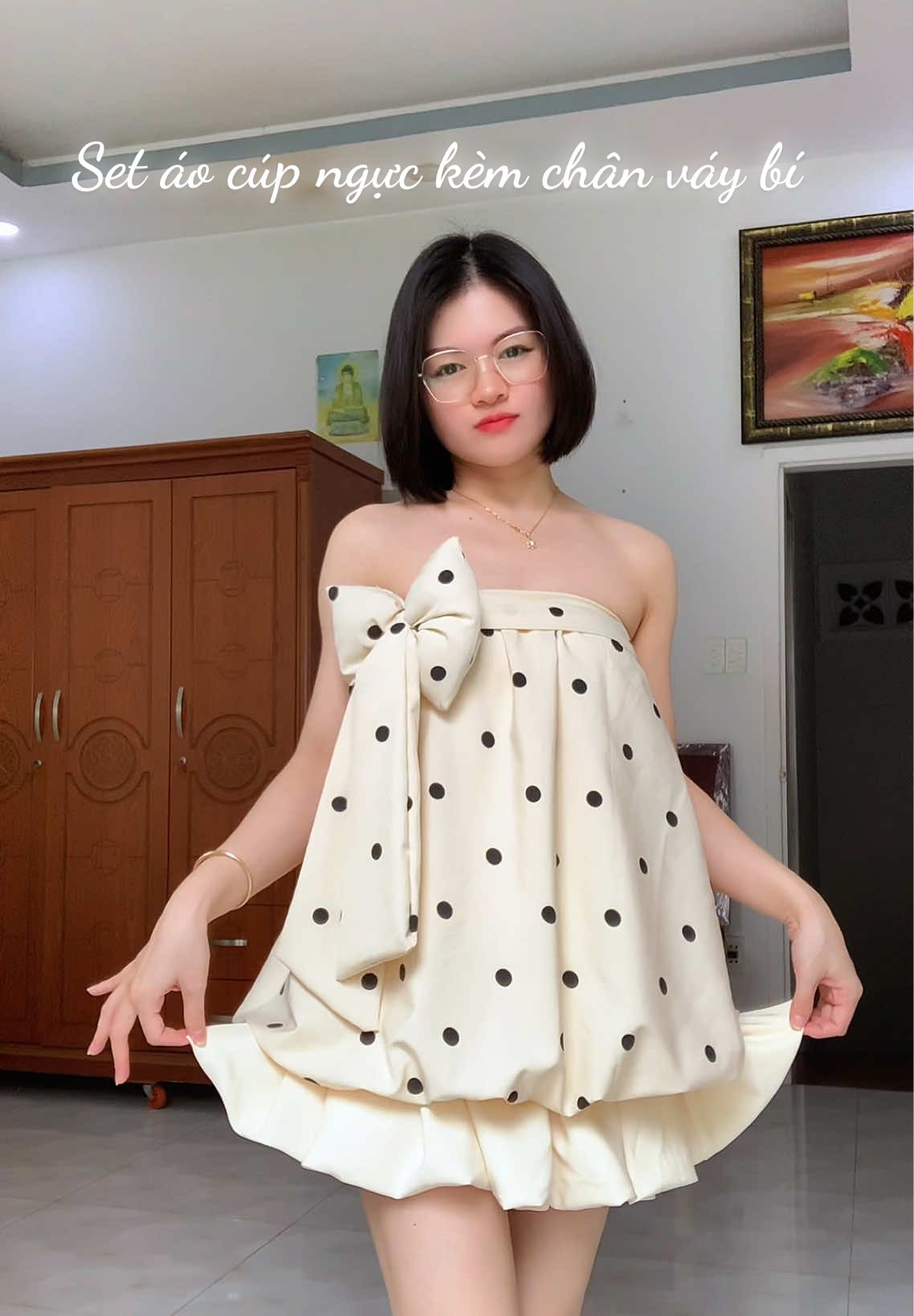 Set áo cúo ngực kèm chân váy bí. Có 2 phân loại chấm bi và trơn ạ #xuhuong #thoitrangnu #setdoxinh #setaobi #hienaoxinh 