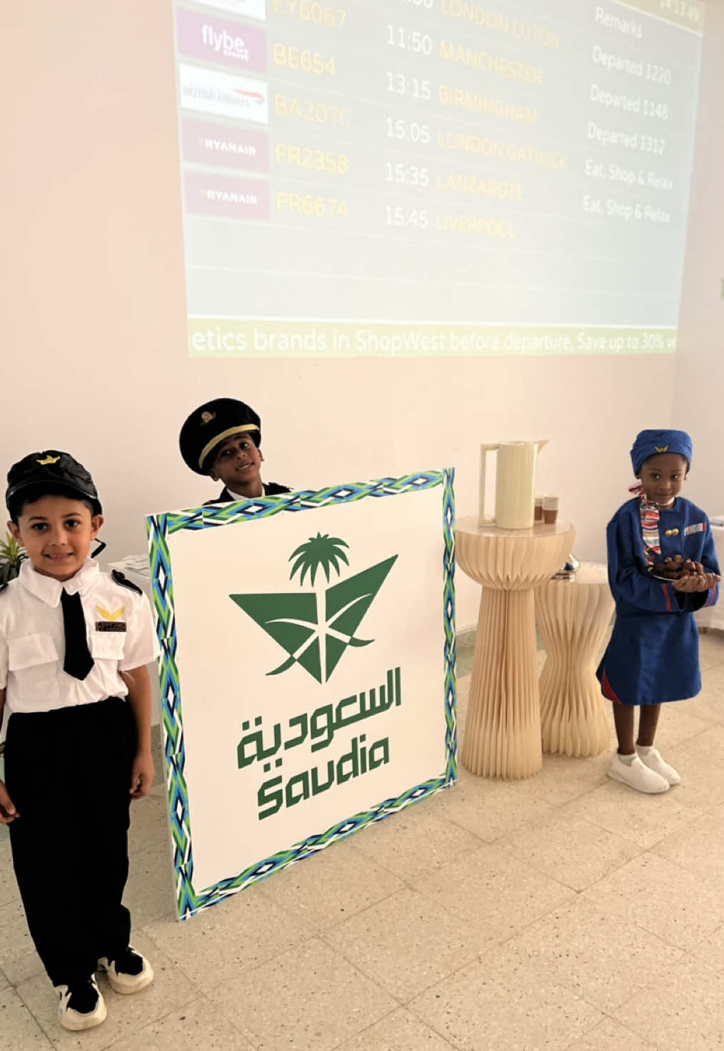 كل عام و بلادنا و حكامها و شعبها بألف خير .. شوفوا معي مشاركتي باليوم الوطني ؟ 🤩✨🇸🇦💚💚💚 . . اخترت ركن الخطوط السعودية لفعالية الاحتفال باليوم الوطني في روضتي .. تعريف باليوم الوطني و بعده عرض عن الخطوط السعودية و جهودها ثم جوله في الركن و تختيم الجوازات و استلام تذاكر الصعود للطائرة .. و اخيراً نشاط تلوين ✨ ✈️✨💚🇸🇦 