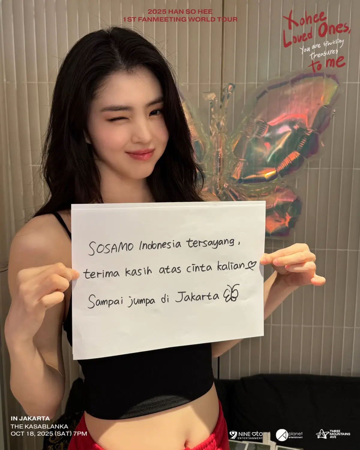 💌 Dear SOSAMO, This is a special message from Han So Hee herself—she’s inviting you to join her fan meeting!✨ Because the best memories aren’t captured, they’re felt..💝  Don’t miss this precious moment...! 🌸🦋 2025 HAN SO HEE 1ST FANMEETING WORLD TOUR [Xohee: Loved Ones,] in JAKARTA. 🗓️ 2025.10.18 (SAT) 7PM WIB 📍The Kasablanka This show is proudly promoted by @threemountainsave #한소희 #HANSOHEE #ハンソヒ @xeesoxee #2025HANSOHEEFanmeetingWorldTour #XoheeLovedOnes #XoheeLovedOnes_in_JAKARTA #ThreeMountainsAve
