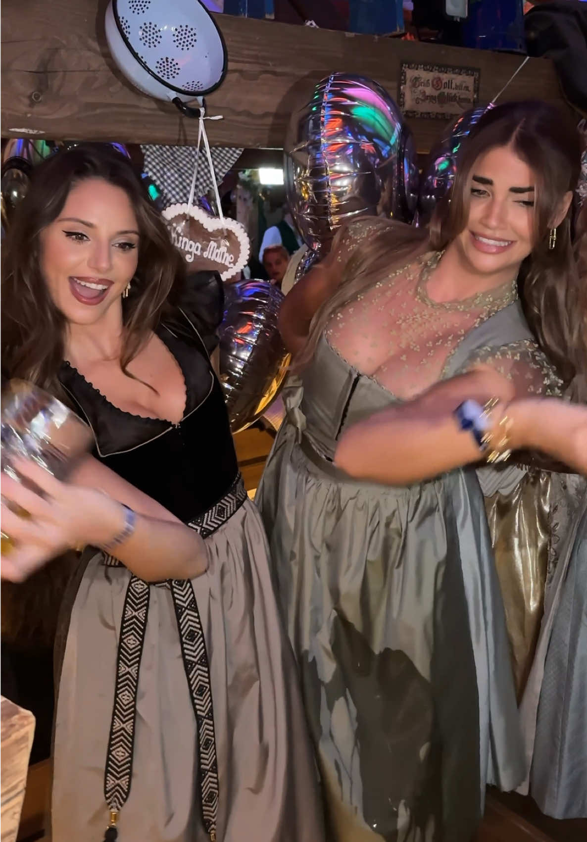 teaching her Oktoberfest tricks 😂🥨🍻 #oktoberfest #wiesn #tracht #dirndl #oktoberfest2025 