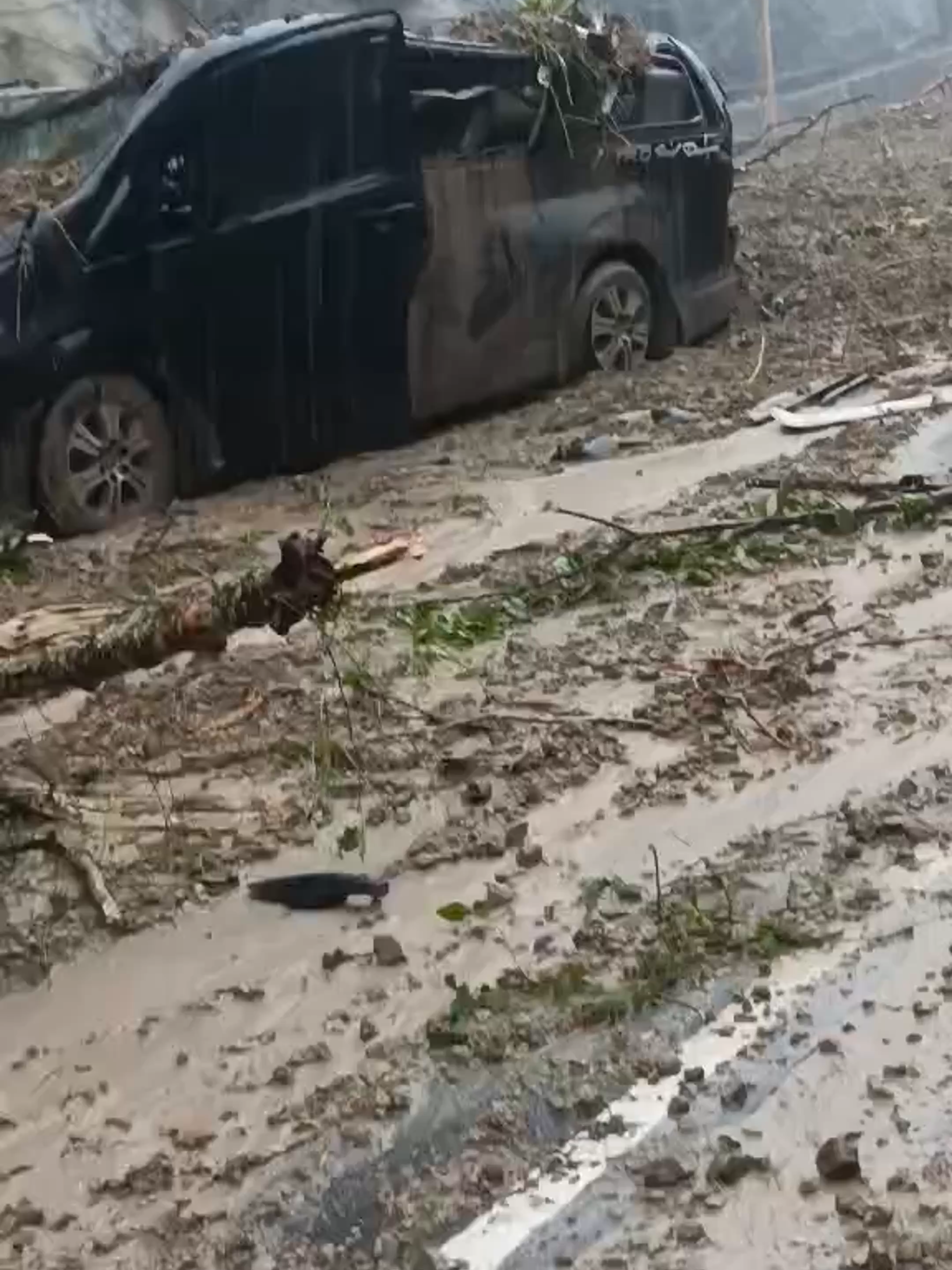 LANDSLIDE SA BENGUET, ISA PATAY; DPWH, HUMIHINGI NG PANG-UNAWA AT KOOPERASYON SA MGA MOTORISTA Patay ang isang lalaki matapos matabunan sa landslide ang kanyang sasakyan sa Marcos Highway, Begis Poblacion, Tuba, Benguet. Apela ng Department of Public Works and Highways (DPWH) sa mga motorista, pang-unawa at kooperasyon habang nagsasagawa ng road-clearing activities sa mga lugar na apektado ng landslide bunsod ng Super Typhoon Nando. #FYP Courtesy: Gov Pons