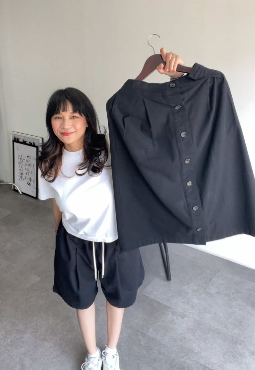 Memanggil semua cewe-cewe gemas untuk pakaii Double Midi Skirt karena super lucuu😝💖😌 #moneyalteressentials #spilloutfit #fitcheckgirl 