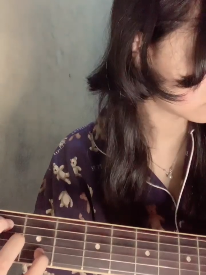 untuk perempuan yang sedang dalam pelukan - payung teduh #guitar #untukperempuanyangsedangdalampelukan #fyp 