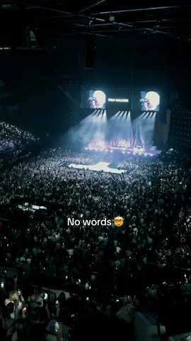 Manchester!!!! What an epic way to finish off the tour!!! Huge shout out to @Tom Grennan for having us. Until next time 😘 #tomgrennan #tomwalker #livemusic #OnTour 