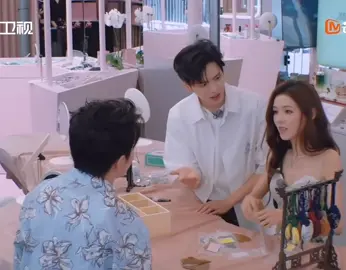 ลึกลักนะคู่นี้🤭 ทำคนดูใจฟูตลอดเลย🥰😘#ปี้เหวินจวิ้น #จางอวี่ซี #ร้านเครื่องสำอางจีน #วาไรตี้ #MangoTV 