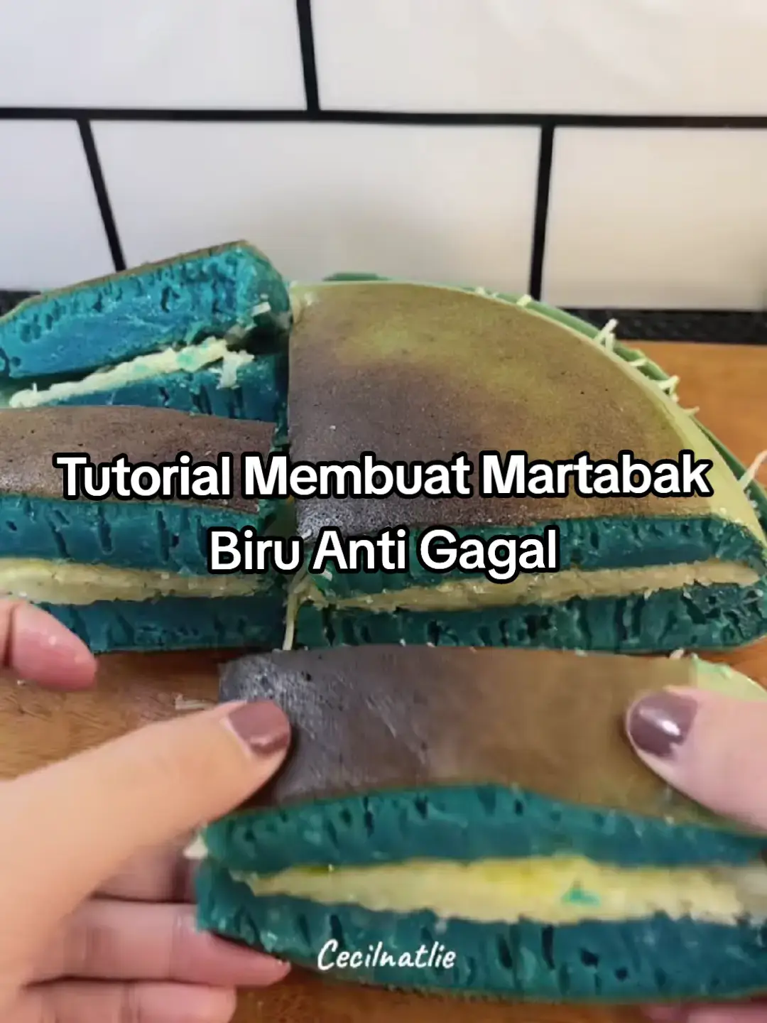 1 butir telur ayam 5 sdm tepung terigu 2 sdm susu bubuk 4 sdm gula pasir Secukupnya garam (secubit) Secukupnya susu cair (untuk mencairkan adonan) 1/4 sdt baking powder 1/4 sdt soda kue 2 sdm minyak sayur Secukupnya mentega untuk olesan Keju, dan meses untuk isian Cara Membuat 1 Campurkan telur, gula dan minyak lalu kocok hingga gula halus 2 Masukkan tepung terigu, susu bubuk, garam aduk hingga rata lalu masukkan susu dan baking powder serta soda kue, aduk hingga tercampur. Jangan terlalu kental dan jangan terlalu cair. Lalu diamkan adonan sekitar 5 - 10 menit 3 Panaskan teflon (tanpa minyak) dengan api kecil, lalu masukkan adonan, tunggu hingga keluar gelembung Foto langkah ke 3 dari resep Martabak manis. 4 Jika sudah ada gelembung2 boleh ditutup sebentar hingga matang Foto langkah ke 4 dari resep Martabak manis. 5 Angkat, lalu beri mentega diatasnyaa hingga merata dan di potong 2 sebelum diberi meses, beri toping sesuai selera #fyp #martabakmanis #grandonggank #blue #foryoupage 