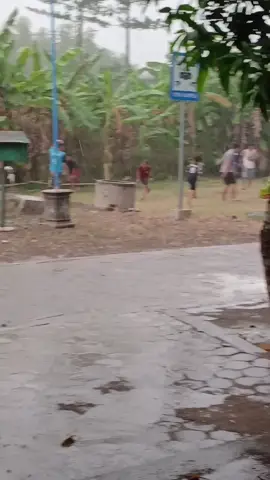 Tambah deras tambah seru   tanpa alas kaki tanpa penutup kepala, main sepak bola hujan hujanan, tak ada yang khawatir besuk sakit, pemandangan seperti ini sudah jarang #hujan #bermain #sepakbola #fyyyp #CapCut 