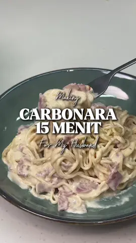Carbonara 15 Menit✨ Yang mau makan pasta ala-ala, tapi bikinnya cuma 5 menit, modalnya cuma 12 ribuan, mending bikin ini. Yang tadinya udah wow, jadi makin WOOOOW, soalnya pake topping smoked beef beneran + jadi ngeju bukan cuma creamy aja!! Bahan: 250ml susu full cream 1bks WOW Spageti Carbonara Smoked beef secukupnya Keju spread secukupnya Bumbu instant WOW Spageti #resepspaghetti #resepsimple #resepcarbonara #spaghetticarbonara #carbonarasimple     