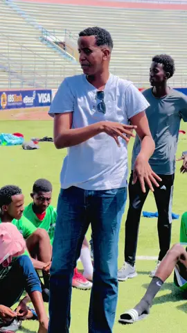 Madaxa farsamada Ee Degmada Warshiikh oo dhiiro galiyay ciyaartoyda iyo Macalinka Degmada Warshiikh  Isaga uga mahad celshay shaqo wanagsan oo Macalin Muqtar oo u qabtay Degmada Warshiikh  Una balan qaaday inuu garab taagan yahan mar walbo @baaquli_pranks #warshiikh 