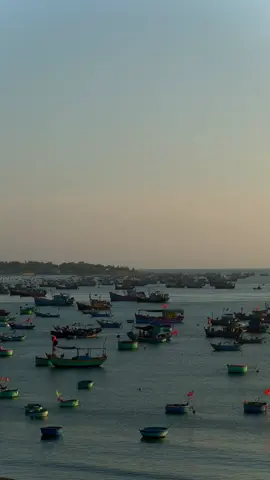 Đừng quá lo lắng về việc liệu có ai đó ở bên cạnh. Sẽ có những người đến, rồi cũng sẽ có những người đi.  Cứ từ từ, rồi cũng sẽ tới lượt bạn hạnh phúc. ##viral##phanthiet##jyp##binhthuan